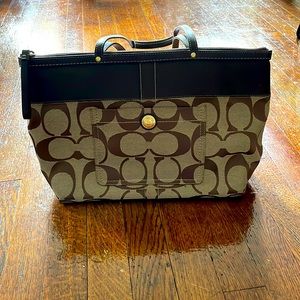 Iconic brown C coach shoulder bag